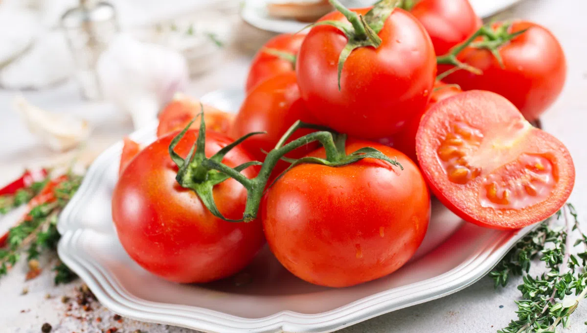 Cà chua là loại quả vô cùng phổ biến trong bữa ăn gia đình Việt