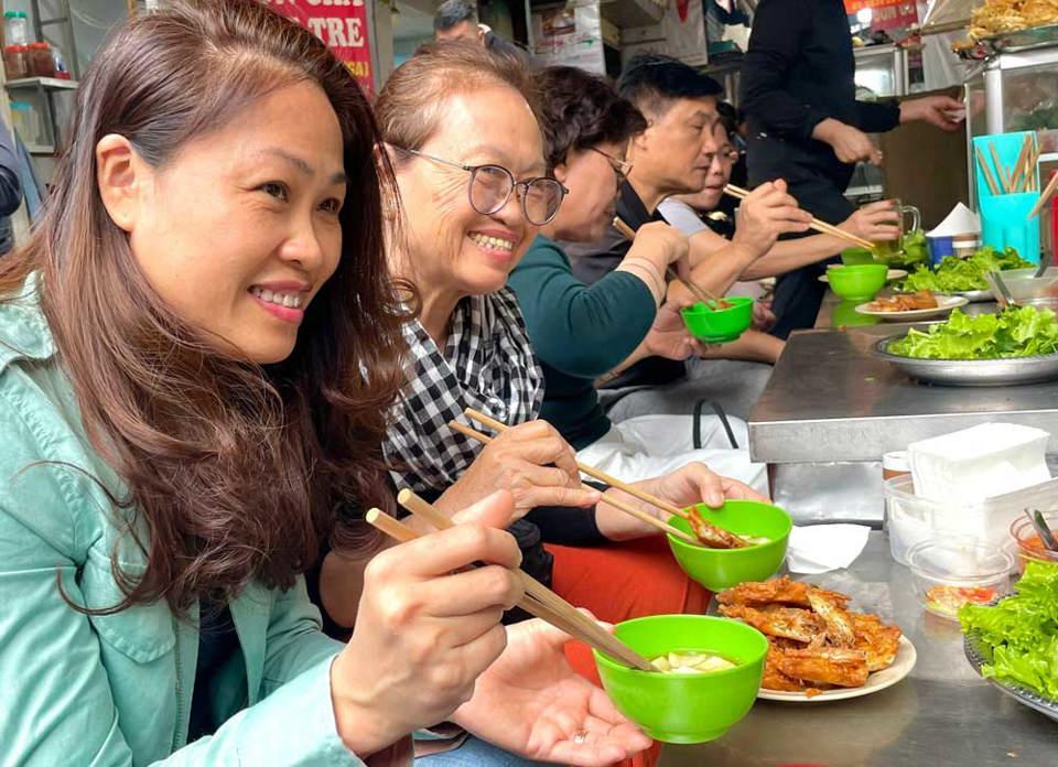 Qu&aacute;n b&aacute;nh t&ocirc;m c&ocirc; Ầm nằm ở đầu ng&otilde; chợ Đồng Xu&acirc;n thu h&uacute;t nhiều người d&acirc;n v&agrave; du kh&aacute;ch khi đến với H&agrave; Nội. Ảnh: Bảo Ch&acirc;u