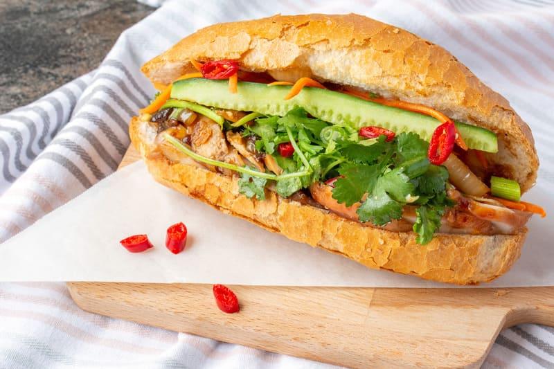 Bánh mì thịt bao nhiêu calo? Lợi ích và mẹo ăn không BÉO