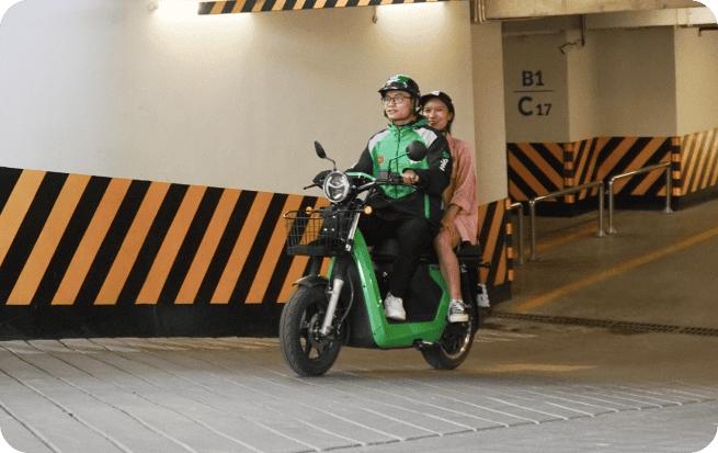 Đi xe máy điện chở người ngồi sau không đội mũ bảo hiểm có bị phạt không?