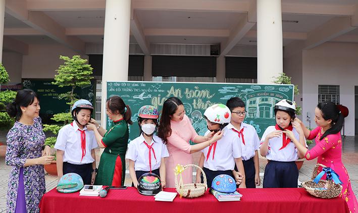 Thông điệp an toàn giao thông trên mũ bảo hiểm